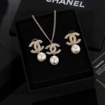 chanel 小香项链 耳环 高端品质 专柜同材质 做工精致细腻 重工版本 很有设计感简约大方温文尔雅 特别温柔 经典双C上点缀着施华洛世奇水钻 Blingbl