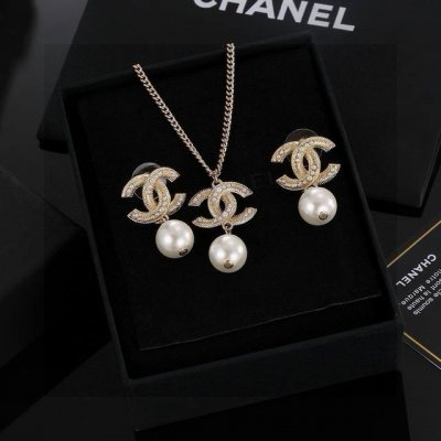 chanel 小香项链 耳环 高端品质 专柜同材质 做工精致细腻 重工版本 很有设计感简约大方温文尔雅 特别温柔 经典双C上点缀着施华洛世奇水钻 Blingbl