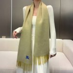 双面素色刺绣长巾 官网同步上新 size 168X30Cm 100%绵羊毛 慵懒自在的氛围感 好好看呀经典尺寸 轻柔不厚重 极好搭配定位马术骑士徽标刺绣简约时尚