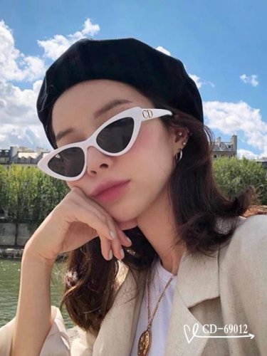 法国迪奥-Dior . 宝丽来树脂偏光镜片 . Tr90镜架轻便佩戴舒适 . Size 58-17-142， . 款太阳镜减轻强光负担，遮挡有害光线防辐射，出行