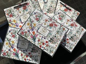 专柜品质 Gucci滚珠礼盒Gucci滚珠香水 小小一支超可爱 温暖的冬日时光 给约会加分 gucci滚珠六件套礼盒 每只规格7.4Ml 专柜正装 配礼袋 内含