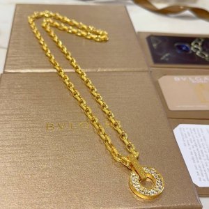宝格丽项链V金材质。Bvlgari宝格丽 Divas‘ Dream 系列 品相完美，细节无敌，那种独特的色泽完全无可挑剔，再缀以经典指环外形设计，简约之余却又优