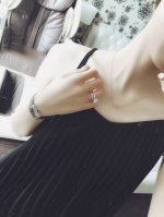 我们出品 Zp3640，量大咨询客Fu 经典简约清新的Cd系列，非常适合现在的季节，颗颗施华洛世奇水晶，适合单戴也适合叠加搭配的一款，Zp为黄铜材质，一致Zp，