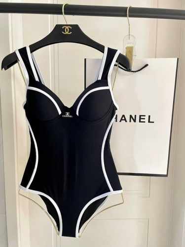 Chanel新款泳衣适合多种场景的游泳衣♀海边 游泳池 温泉 水上乐园 漂流都可以内搭也完全可以 连体设计遮肉显高挑 腹部有点肉肉也不影响咱美美的 面料：透气舒