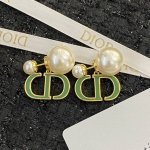 Dior耳钉热销款火爆上新 双珠绿色滴油Cd吊坠耳环耳钉 经典款，百搭不过时！上耳就是温柔气质美女