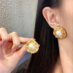 香奈儿珍珠圆形双c耳钉