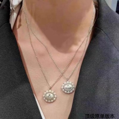 西太后 Vivienne 土星珍珠项链 珍珠搭配图案设计 搭配珍珠尽显光泽质感 简约大气Ins风十足 珍珠项链是每个女孩都必备的单品 超甜超可爱