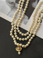 高品质三层珍珠项链 Vivienne Westwood英国时装设计师，时装的朋克之母！时尚潮流风格，品质强大，超美的设计！简约大气刺绣Logo精致这个款不用担心