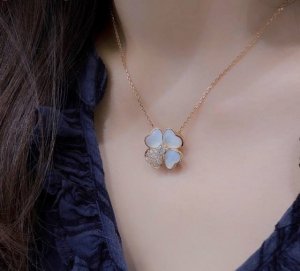 我们出品 四叶草胸针吊坠项链Z批 122200，认准唯一一家真正购入珠宝类Z批开发的，可订做18K真金真钻版，量大价询客Fu Cosmos由四片心形花瓣组成，其