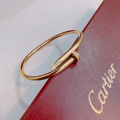 卡地亚手链手镯V金材质系列 品相完美 细节无敌 那种独特的色泽完全无可挑剔 再缀以经典指环外形设计 简约之余却又优雅夺目 V金纯手工的组合更显气色 上手雅致动人
