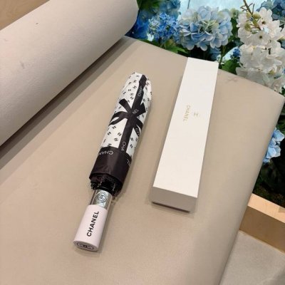 chanel 香奈儿 蝴蝶结经典回归三折自动折叠晴雨伞 集合香奈儿灵魂Logo为一体的设计风格高雅奢华 带在身上带来独特视觉效果 为伞而动，骄阳烈日下，有独家防