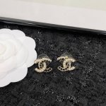 编码E1950 0247820 香奈儿耳钉热销款爆上新 Chanel22A双C Logo经典气质耳钉 镶满黑色水钻的同时周围有一圈小珍珠 Bling Bling