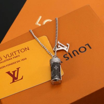 精工版本 驴家项链独特Lv字母香水瓶 项链 Lv Sculpture 项链拼接抛光链条与细腻陶瓷 在色彩的浓淡反差中展现对 春夏新款链条元素的新颖诠释 Mono