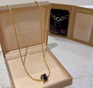 宝格丽项链V金材质 Bvlgari宝格丽 Divas Dream 系列 品相完美 细节无敌 那种独特的色泽完全无可挑剔 再缀以经典指环外形设计 简约之余却又优雅