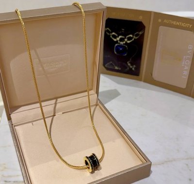 宝格丽项链V金材质 Bvlgari宝格丽 Divas Dream 系列 品相完美 细节无敌 那种独特的色泽完全无可挑剔 再缀以经典指环外形设计 简约之余却又优雅