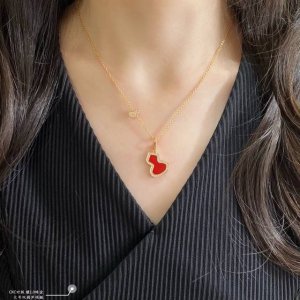 v金材质 高级贝母 天然孔雀石 ，麒麟中号双葫芦项链，高颜值 上身效果很赞 很百搭哦 镀厚金 真金质感一流的 八心八箭高碳钻 小而精致 戴出去就说是真金的
