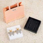 203674 我们出品 量大咨询客Fu ！ Miumiu蝴蝶结耳夹 一定要入上耳方知它的美温柔又恰到好处的小可爱，女人又拿捏得刚好的俏皮，合适日常出行，这大概是