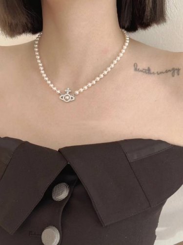 高品质 细节如图 Viviennewestwood 宝宝，什么是快乐星球，来，这就是快乐星球！绝美土星珍珠项链！金粉，银白两个颜色！重磅推荐，一定要入，闭眼入准