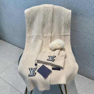 Lv 路易威登 套装专柜同款！羊绒帽子围巾套装，原单，全套品相非常柔软亲肤，弹性很好有质感又非常百搭的款式~保暖羊绒毛线帽，搭配超大真皮狐狸毛球毛球可以随意拆卸