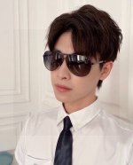 120。保时捷高品质男士偏光太阳镜 材质：高清尼龙镜片、超轻超有弹性镜腿.戴上超轻，不压鼻，入手超赞 编号：8115
