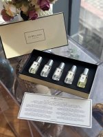 专柜品质 祖M龙香水套盒 5支装 套盒香型分别：青柠＋橙花＋蓝风铃＋黑莓＋英国 梨 9Mlx5支带喷头 青柠 这支香水属于中性香 前调:柑橘青柠 中调:罗勒百里