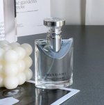 专柜品质 中性姑娘也适合 宝格丽大吉岭茶 规格:50Ml 前调：大吉岭茶、睡莲 中调：黑胡椒、愈创木 后调：麝香、透明龙涎香 宝格丽的大吉岭茶像穿着白讨衣的男孩