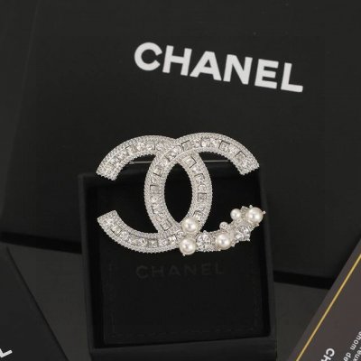 Chanel 小香 新款上市 双C胸针 经典之作爆款来袭 原版一致材质 闪闪惹人爱 Blingbling高碳钻镶嵌 美翻了 必须自留一个 胸针