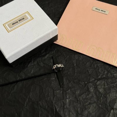 miumiu 谬谬 这款戒指设计非常精致，高级 上手效果超级好看，一丝点缀很温柔得开又不失雅典高贵气质。
