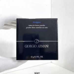 一比一 阿玛尼大师水散粉15G！阿玛尼大师水散粉是肉眼可见的细腻，触摸是冰冰的水雾感，一秒隐匿毛孔水润平滑，保水不吸水，彻底和浮粉说拜拜