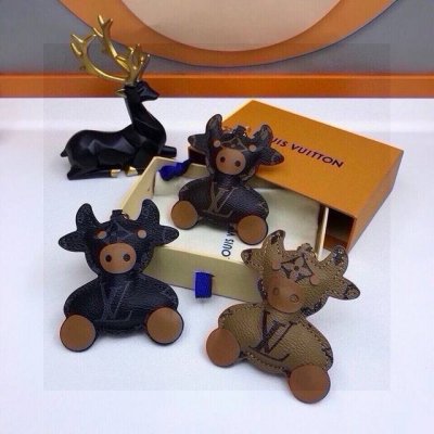 配图片原版包装 lv 中国新年小牛包饰挂件 钥匙扣 一万个推荐 louis Vuitton 路易威登星星挂件钥匙扣摆件包包挂饰 专柜代购内部填充物都与专柜一致聚