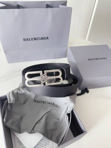 巴黎～世家（Balen～Ciaga）是法国的奢侈品牌，作为时尚界最具影响力品牌之一的地位。设计师源于：都市时尚潮流独特的设计风格，采用进口小牛皮制作；搭配纯铜复