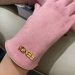 批90 芬迪Fendi2024秋冬羊绒手套值得对比同款不同品质，秒杀市场差产品，经典不过时款.喜欢可以入手了，这种品质的今年用了明年还能用 [愉快][愉快][愉