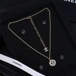 Chanel25C双色金币宫廷复古圆项链 戴上美到心巴上的耳钉来了 心仪的款难免少不了经典双C 真的很美~双色怎么搭配都百搭