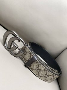 gg Marmont系列腰带 2025早春系列透过现代视角焕新诠释品牌经典元素 这款Gg Marmont系列腰带选用杏色Gg Supreme帆布 钌色调配件更添