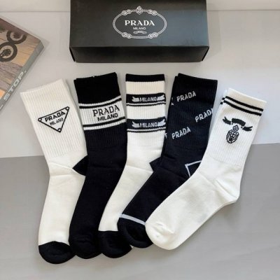 配包装 一盒5双 prada 普拉达 新款高端纯棉材质长筒袜子！爆款字母专柜同步小腿袜袜，大牌出街，潮人必备超百搭！