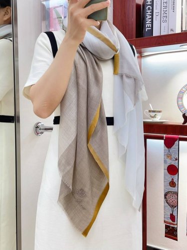 Lp极品 Lp银线条边长巾 高尖端产物重磅呈现 ，绝无仅有 史无前例 100%纯山羊绒 暗纹提花 手感好到爆绝对又是一款手慢无 工艺上采用的是进口300支纯羊绒