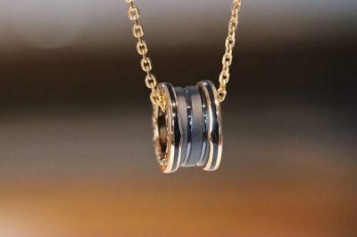 Bvlgari B.Zero磨砂黑陶瓷情侣项链 全新Rock风格，螺旋纹路和黑色细边的碰撞让吊坠变得更有力量感。盖子上的所有字母每一个都是Cnc精雕，字体底部干