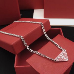 编号pxl0018 prad*最新款红色三角形项链 一致Zp黄铜材质