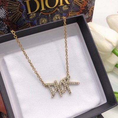 编号Dxl0067 迪奥Dior 原单新品 Dior字母微镶钻项链 高端品质 专柜1:1开模 专柜原版同黄铜材质 高级925银针防过敏处理 Cnc精雕刻 细节无