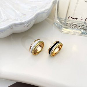 Quatre White系列戒指璀璨夺目，宽式镶钻陶瓷，尺寸5678号。呈现品牌系列的耀眼光华。作品将陶瓷材质与镜面镶嵌技术相结合，令钻石的光芒更加璀璨。精致优