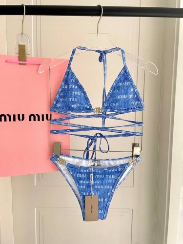 miumiu新款分体游泳衣适合多种场景的游泳衣♀海边 游泳池 温泉 水上乐园 漂流都可以内搭也完全可以 连体设计遮肉显高挑 腹部有点肉肉也不影响咱美美的 背面设