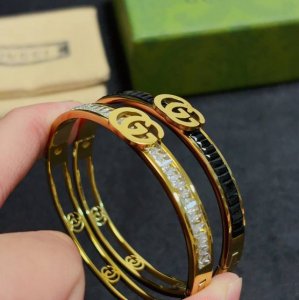 新款古驰Gucci双G男女中性款镶钻手镯超重工Bling Bling 颜色搭配得非常好高级感 气质高端 14K精钢材质不过敏不褪色 一比一精美工艺 经典至极的魅