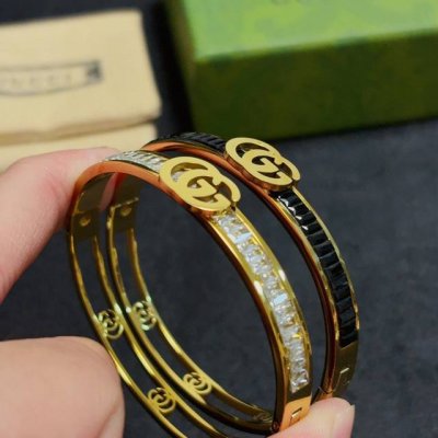 新款古驰Gucci双G男女中性款镶钻手镯超重工Bling Bling 颜色搭配得非常好高级感 气质高端 14K精钢材质不过敏不褪色 一比一精美工艺 经典至极的魅