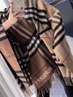 原单burberry最新款对比感格纹提花披肩斗篷，焦糖拼色双面斗篷经典中的经典.这批原单全包.本来订制出口单.但是不明原因被扣留，Qc并于透露滞留原因介绍这款a