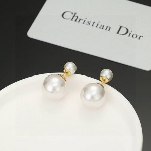迪奥经典大小珍珠耳钉 这款 Dior Tribales 耳环在 Dior 标志性款式的基础上演绎出新的风格 白色树脂珠饰悬挂着银色饰面金属字母 D.I.O.R.