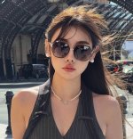 芬迪 2025开春新款 潮流爆款 时尚方框偏光太阳镜 高品质 佩戴舒适 网红潮款墨镜 女士高清偏光太阳镜 高品质镜框 型号：Fd8905