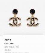 Chanel皮穿黑金双C耳环 属于越看越喜欢经得起跨世纪考验的款式 时尚 一看就是属于会成为经典的一款， 非常的百搭，再加上浅金色的电镀， 非常推荐