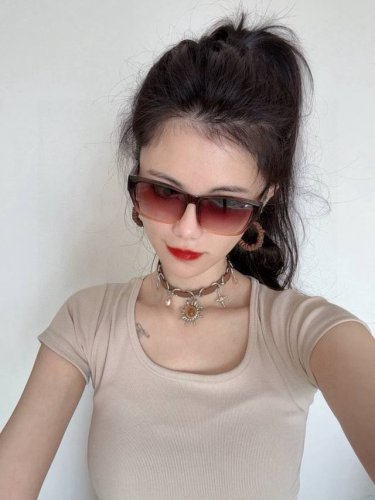 Lv 2025新款女士方框太阳眼镜 开车墨镜 新款太阳镜 时尚大方 舒适轻盈 精致奢华 超轻 型号：L9550
