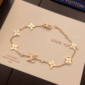 精工版本 路易威登字母多花 Lv手链 路易威登手链 个性 带来时髦、有趣的视觉，明亮式切割工艺使表面抛光非常靓丽360度绚丽夺目 电镀18金工艺 专柜版本 一比