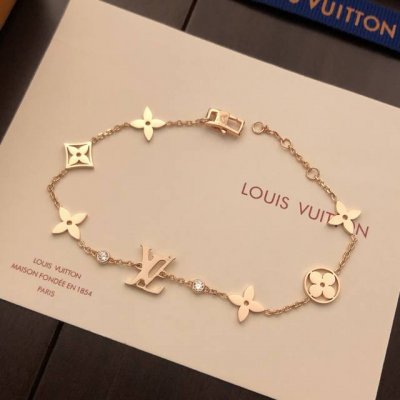精工版本 路易威登字母多花 Lv手链 路易威登手链 个性 带来时髦、有趣的视觉，明亮式切割工艺使表面抛光非常靓丽360度绚丽夺目 电镀18金工艺 专柜版本 一比